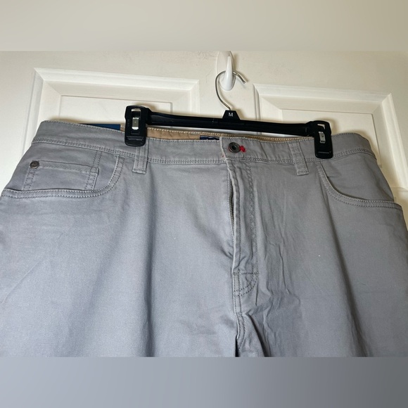 IZOD Men’s Gray Pants Size 38x32 Straight Fit Casual NWT Twill Chino Flat Front - Picture 2 of 9